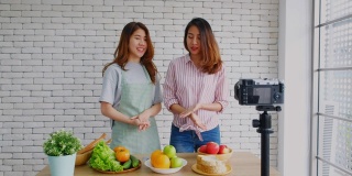 两个年轻的亚洲女性美食博客解释健康的食物和健康的生活方式，同时录制视频播放，Vlog健康的生活方式