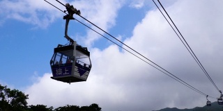 蓝天白云下的香港缆车