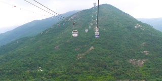以山为背景的香港缆车