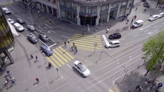 苏黎世著名昂贵的班霍夫大街的交通十字路口视频素材模板下载