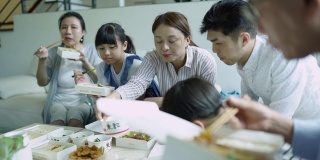台湾家庭在一起吃午饭