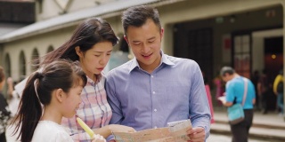 一家人在台北度假，看地图