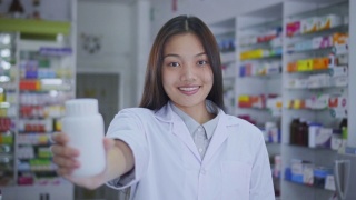 药剂师展示一个药瓶，慢镜头视频素材模板下载