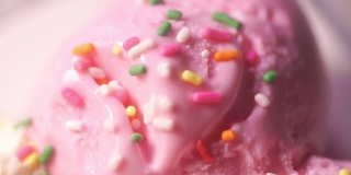 一碗美味的草莓味冰淇淋，点缀着五颜六色的糖霜。