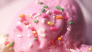 一碗美味的草莓味冰淇淋，点缀着五颜六色的糖霜。视频素材模板下载