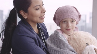 善良的医生安慰女孩与癌症视频素材模板下载