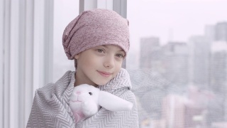 癌症的快乐女孩靠在窗户上视频素材模板下载