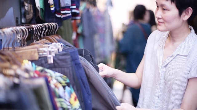 在百货商店买衣服的女人