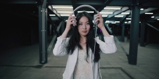 亚洲女人晚上戴上耳机