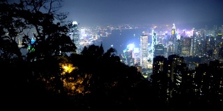 香港夜晚的天际线和美丽的城市灯光与树木和自然-稳定的框架运动镜头