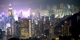 晚上的香港摩天大楼和天际线