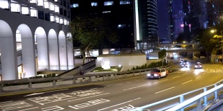 香港中环夜晚的标志性的士及街道交通-云台稳定的步行镜头-香港- 2018年4月