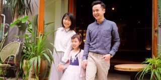 年轻的台湾家庭离开台北的一家餐馆
