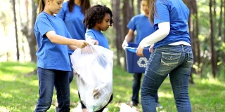环境清理。志愿者在当地公园捡垃圾。