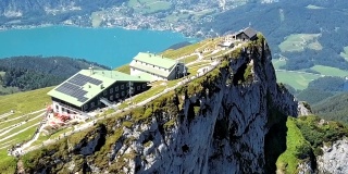 在上奥地利萨尔兹卡默古特的沙夫伯格峰会上飞行观景点。