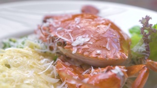 用白盘子盛上红蟹、新鲜香草和奶酪的意大利面。意大利餐厅的传统意大利面配海鲜。食品设计背景。高菜视频素材模板下载