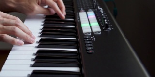 音乐家在工作室玩MIDI键盘/ MIDI控制器
