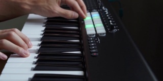 音乐家在工作室玩MIDI键盘/ MIDI控制器