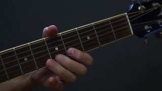 吉他手在工作室弹奏原声吉他视频素材模板下载
