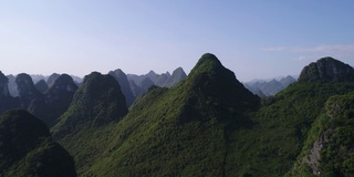 鸟瞰阳朔喀斯特山脉的日落景观，广西，中国。