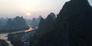 鸟瞰阳朔喀斯特山脉的日落景观，广西，中国。