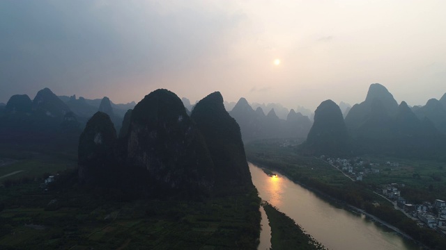 鸟瞰阳朔喀斯特山脉的日落景观，广西，中国。