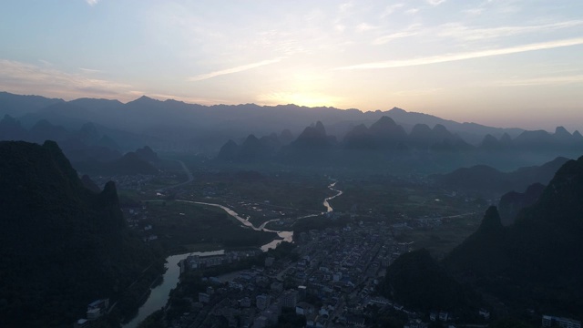 鸟瞰阳朔喀斯特山脉的日落景观，广西，中国。