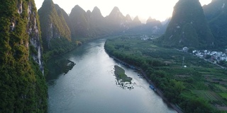 鸟瞰阳朔喀斯特山脉的日落景观，广西，中国。