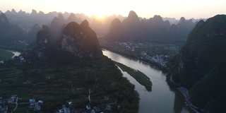 鸟瞰阳朔喀斯特山脉的日落景观，广西，中国。