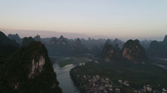 鸟瞰阳朔喀斯特山脉的日落景观，广西，中国。