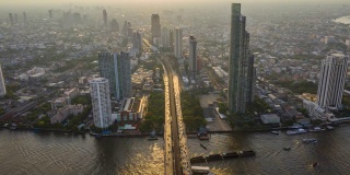 曼谷地标性的金融商业区与摩天大楼俯瞰湄南河在夕阳下的泰国曼谷