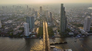 曼谷地标性的金融商业区与摩天大楼俯瞰湄南河在夕阳下的泰国曼谷视频素材模板下载