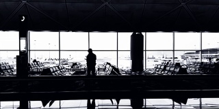 机场乘客的剪影。