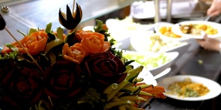 在埃及的自助餐上，一束鲜花状的蔬菜