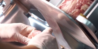 汉德的手下在厨房里用切片机切肉。