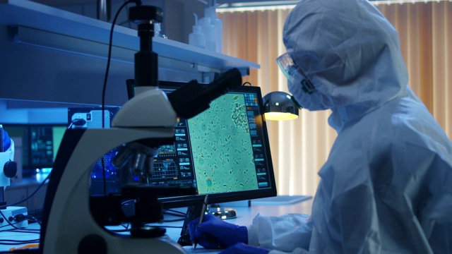 科学家用显微镜检查细菌