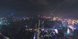 照亮深圳城市夜景。福田区和罗湖区。广东,中国