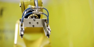 工业机器人手臂活跃于工厂