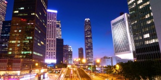 时间从白天到夜晚，在香港城市天际线的道路上轻交通