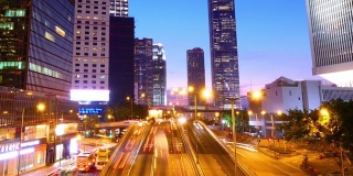 时间从白天到夜晚，在香港城市天际线的道路上轻交通