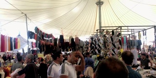 5月26日，人们在土耳其伊斯坦布尔街头市场购物