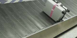 机场传送带上的手提箱或行李包。