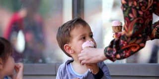 可爱的小男孩吃冰淇淋