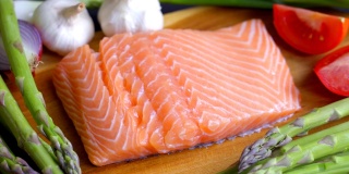 健康饮食的新鲜鲑鱼排