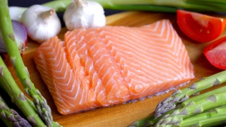 健康饮食的新鲜鲑鱼排视频素材模板下载