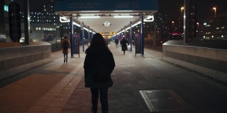 火车站台上的女孩