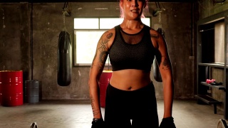 运动女性在健身房锻炼肌肉视频素材模板下载