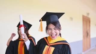 毕业生们在本科毕业典礼上表达喜悦之情。视频素材模板下载