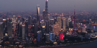 黄昏时上海城市天际线鸟瞰图