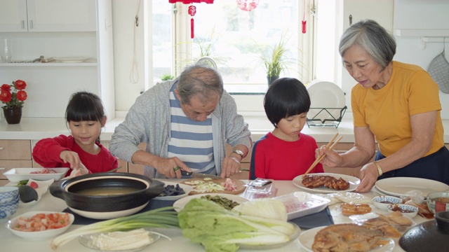 爷爷奶奶在孩子的帮助下准备年夜饭